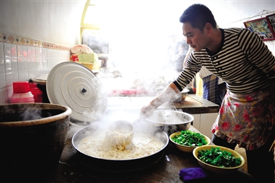 榆林的羊雜湯總是要加上大量的粉條。