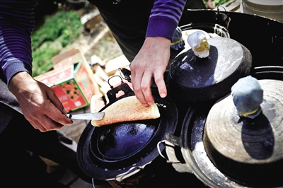 榆林街頭的特色小吃——攤餭(huáng)。