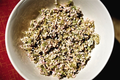 作為香料的扎蒙是一種陜北常見的細(xì)碎野花。