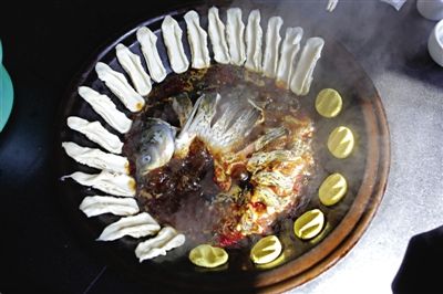 黃驊鍋灶魚(yú)，將海魚(yú)與面食相互搭配。農(nóng)業(yè)與漁業(yè)、土地與海洋，在這里構(gòu)成了微妙的平衡。