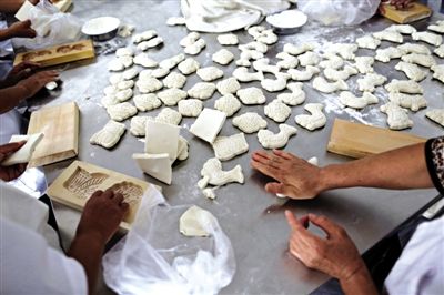 面花是黃驊最有特色的一種面食，常見(jiàn)于各種禮事和節(jié)日宴席上，充滿了儀式感。