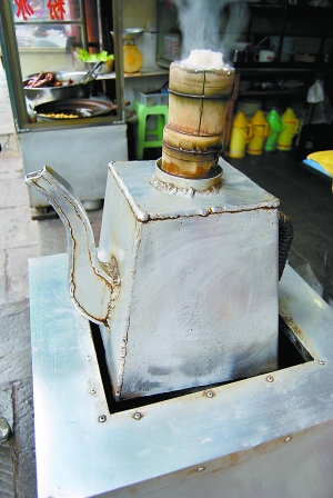 青巖古鎮(zhèn)的糕粑稀飯。