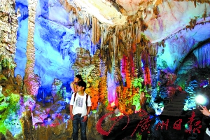 五光十色的封開龍山溶洞步移景換,令人贊嘆。