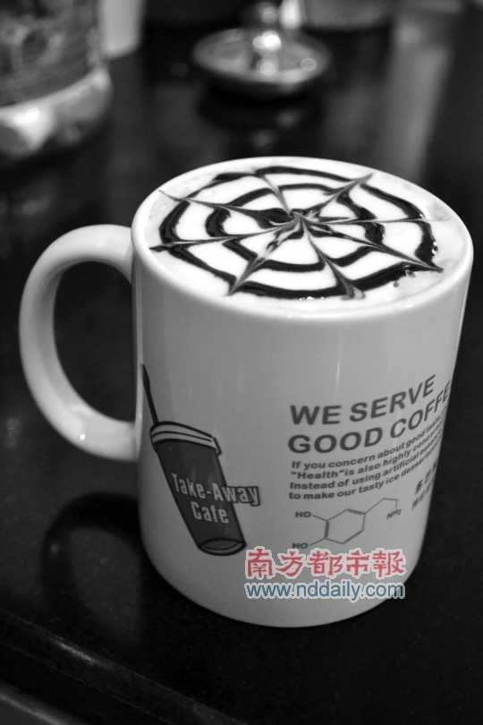 多巴胺行動咖啡店的摩卡,入口醇滑。