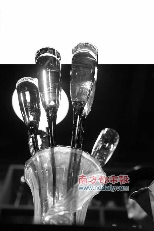 調制好的雞尾酒倒在造型奇特的玻璃杯中。