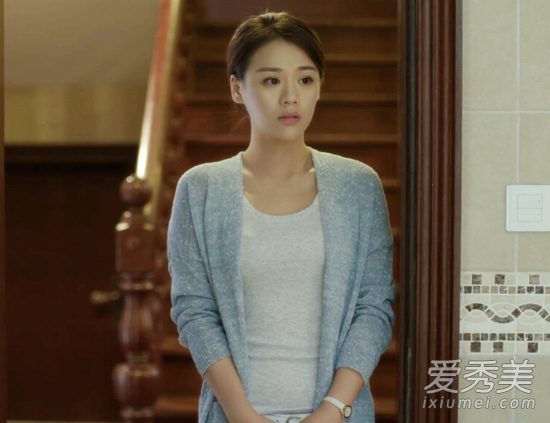 灰色開(kāi)衫內(nèi)搭圓領(lǐng)的米色T恤，優(yōu)雅知性