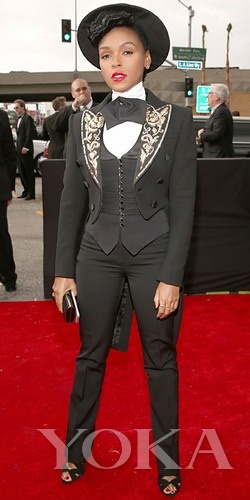  Janelle Monae這身跟去年的打扮差不多，爵士名伶的標(biāo)配嗎