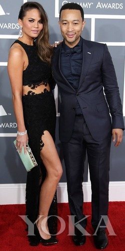 約翰·傳奇和女友Chrissy Teigen，Chrissy身穿Joy Cioci