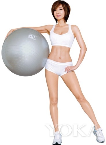 這個辣姐已經(jīng)是46歲超高齡啦，看人家的鉆石型小腹