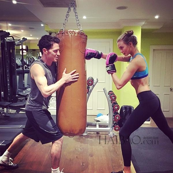 超?？ɡ颉た藙谒?(Karlie Kloss) 近期健身私照