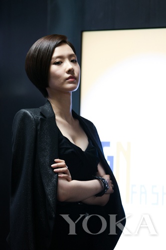 申映畫是極具事業(yè)心的富家小姐，造型簡(jiǎn)約干練，面料質(zhì)地上乘