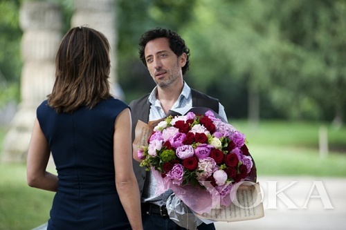 背影的完美同樣重要，衣服上的橫紋說明太緊繃、手肘處的橫紋說明肌質(zhì)老化。