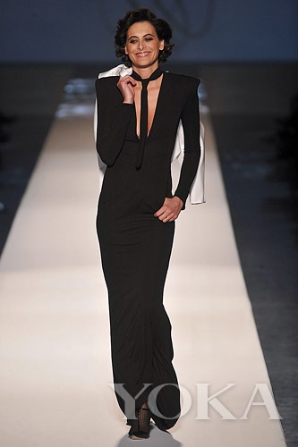 纖細(xì)的領(lǐng)帶既融于服裝，又升華造型