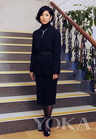 日劇《真我霓裳》中，飾演時(shí)裝大師的黑木瞳