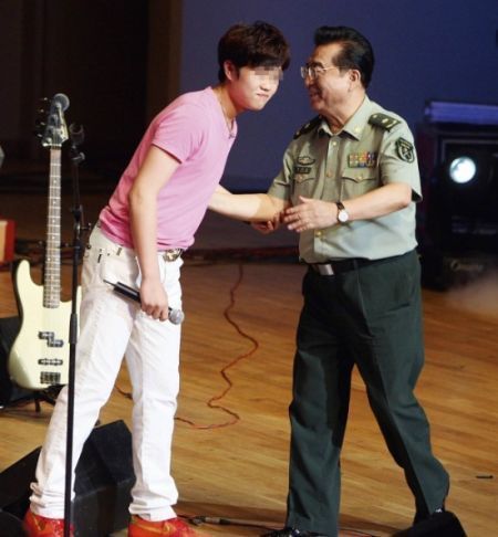 李天一與父親李雙江(資料圖) 李天一與父親李雙江(資料圖)