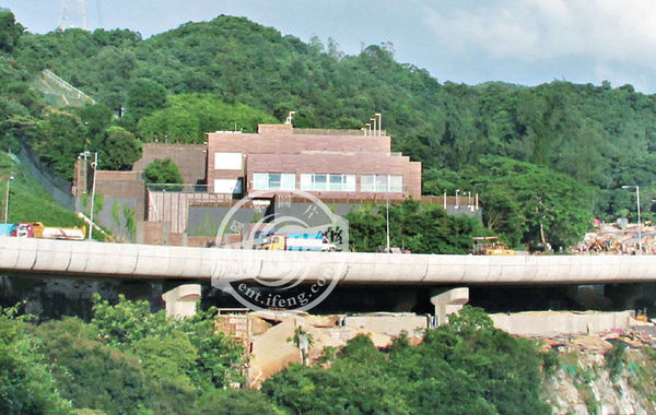 據(jù)悉，“皇宮”有3層高、分前后兩座大宅。前座兩層是邢家的游樂場，地下一層分別設(shè)有室外及室內(nèi)泳池，