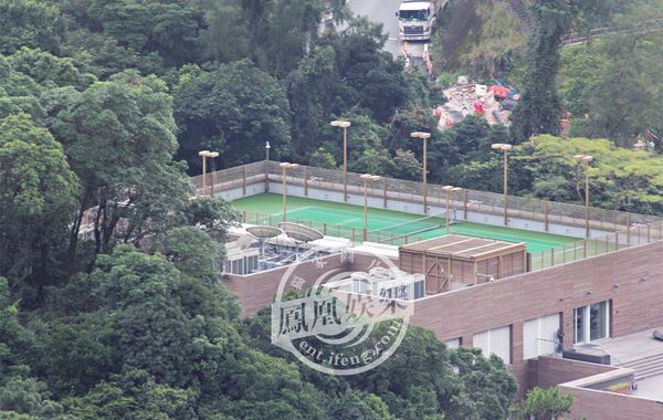 林青霞1994年6月29日嫁給香港商人邢李源，淡出影壇。林青霞婚后樂于相夫教女，其丈夫于2010年退