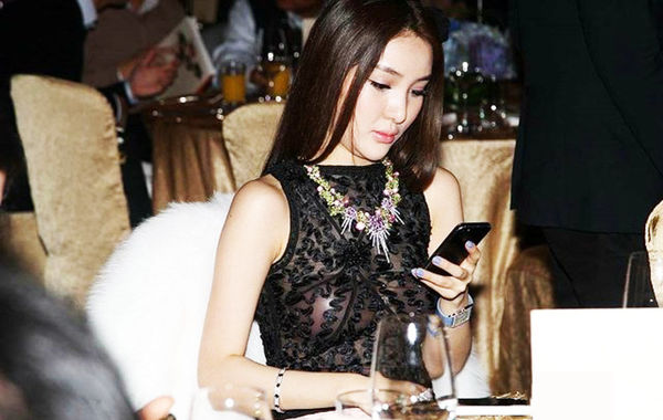 2013年11月30日，郭美美出席保利珠寶拍賣活動(dòng)，現(xiàn)場(chǎng)郭美美一席透視的上衣性感現(xiàn)身，胸前乳貼顯露無(wú)