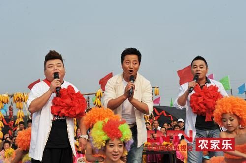 央視7套《鄉(xiāng)村大世界》節(jié)目主持人，左一為劉剛