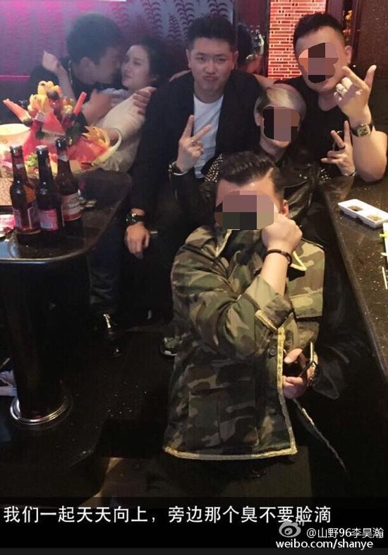 田源朋友辟謠稱左側(cè)抱著女子親吻的是田源的發(fā)小，女子的男友。