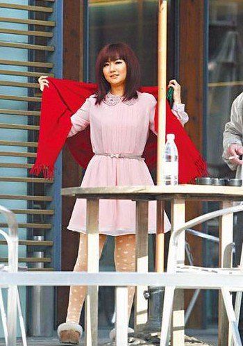 Selina大傘遮陽扮萌開工 Selina大傘遮陽扮萌開工