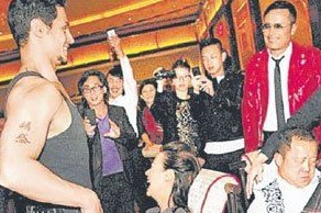 曾寶儀40歲生日請猛男跳艷舞 曾寶儀40歲生日請猛男跳艷舞