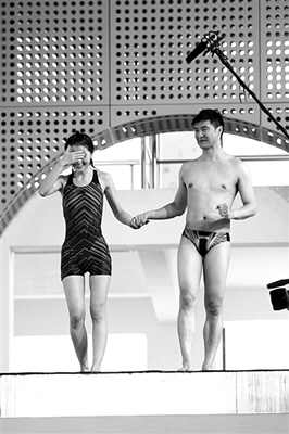 蔡卓妍進(jìn)行《中國(guó)星跳躍》的訓(xùn)練，她在教練田亮的陪伴下走上跳臺(tái)，但仍嚇得不敢往下看。 實(shí)習(xí)生 翟超 攝