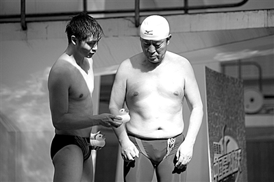 田亮給牛群解釋小鴨子的用途。