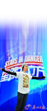 俞灝明以一個(gè)干凈利落的動(dòng)作從3米臺(tái)一躍而下。