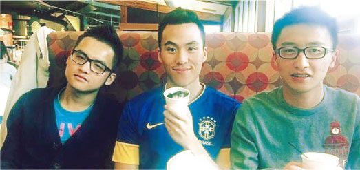 何猷啟在微博上載他在波士頓讀書的照片，與同學的生活很普通