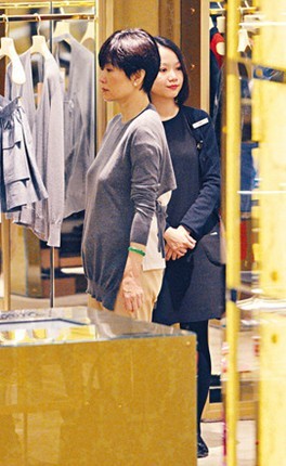 林青霞到香港購物時(shí)疑似激凸 林青霞到香港購物時(shí)疑似激凸