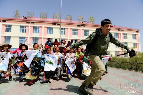 胡歌與長(zhǎng)江源民族學(xué)校同學(xué)共度六一 胡歌與長(zhǎng)江源民族學(xué)校同學(xué)共度六一