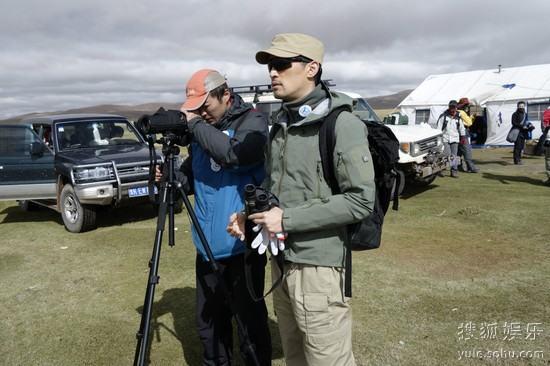 胡歌在班德湖畔利用望遠(yuǎn)鏡觀察斑頭雁出殼 胡歌在班德湖畔利用望遠(yuǎn)鏡觀察斑頭雁出殼