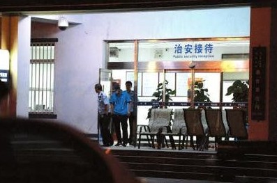 釋小龍走出派出所。