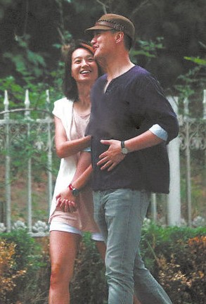 朱丹與神秘男友牽手亮相。