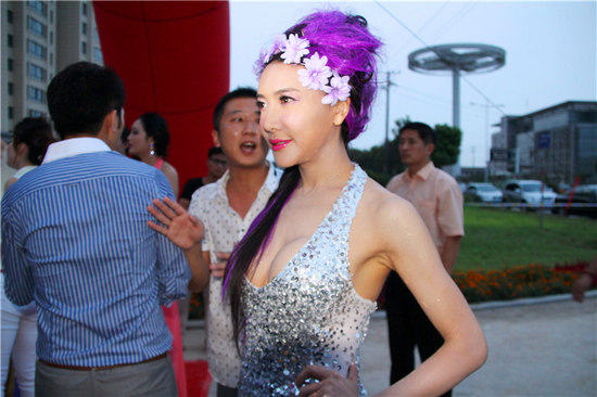 龔玥菲露背亮相車(chē)模決賽 露G奶