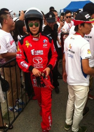 李晨撞車后看起來并無大礙，調(diào)整狀態(tài)繼續(xù)比賽。