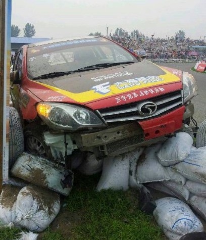 　賽車損壞嚴(yán)重基本報(bào)廢