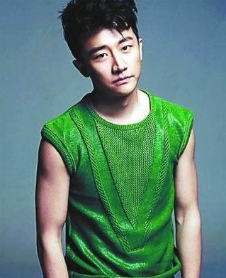 黃軒說起緋聞爆發(fā)的一剎那，語氣里還有點(diǎn)憤憤然。