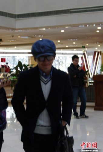 劉謙現(xiàn)身酒店(羅攀 耿慶源攝) 劉謙現(xiàn)身酒店(羅攀 耿慶源攝)