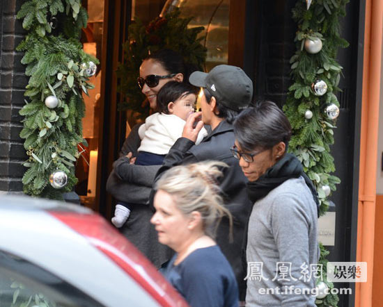 吳彥祖攜帶妻女外出逛街，小寶貝萌態(tài)十足。