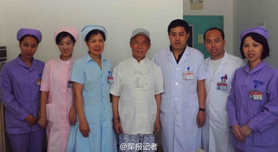 田連元在醫(yī)院中與醫(yī)護人員合影(圖片來自網(wǎng)絡(luò)) 田連元在醫(yī)院中與醫(yī)護人員合影(圖片來自網(wǎng)絡(luò))