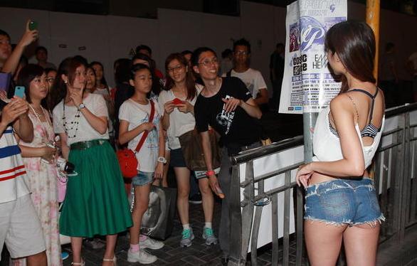 嫩模仙樂都性感著裝惹大叔圍觀，無懼與馬來西亞美女比身材。