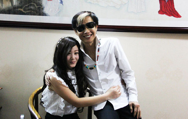 近日，55歲的鄧建國攜新女友恩愛現(xiàn)身，不但大曬甜蜜私密生活照，還在人前勾肩搭背大秀恩愛。