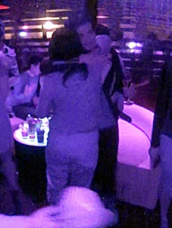 鄭嘉穎夜店與辣妹激吻 鄭嘉穎夜店與辣妹激吻