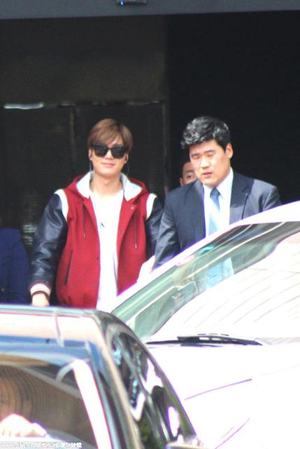 李敏鎬現(xiàn)身揮手不斷 墨鏡遮面臉圓走樣也可愛 李敏鎬現(xiàn)身揮手不斷 墨鏡遮面臉圓走樣也可愛