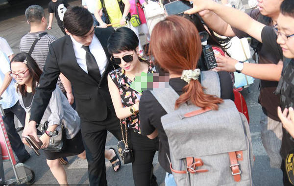 2015年7月6日，北京，陶喆前任楊子晴現(xiàn)身首都機場。剛一出來就遭到媒體圍堵，問及7號陶喆會有反駁證據(jù)