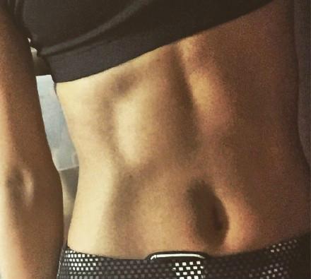 王珞丹曬腹肌照:運(yùn)動是為了更好的吃 王珞丹曬腹肌照:運(yùn)動是為了更好的吃