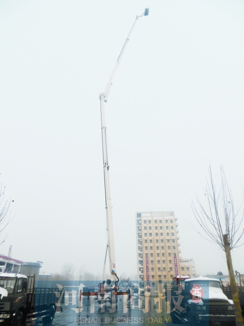 “巨無(wú)霸”消防車來(lái)鄭 “巨無(wú)霸”消防車來(lái)鄭