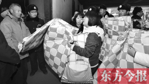 首批5個“今報(bào)愛心衣櫥”鄭州亮相 首批5個“今報(bào)愛心衣櫥”鄭州亮相